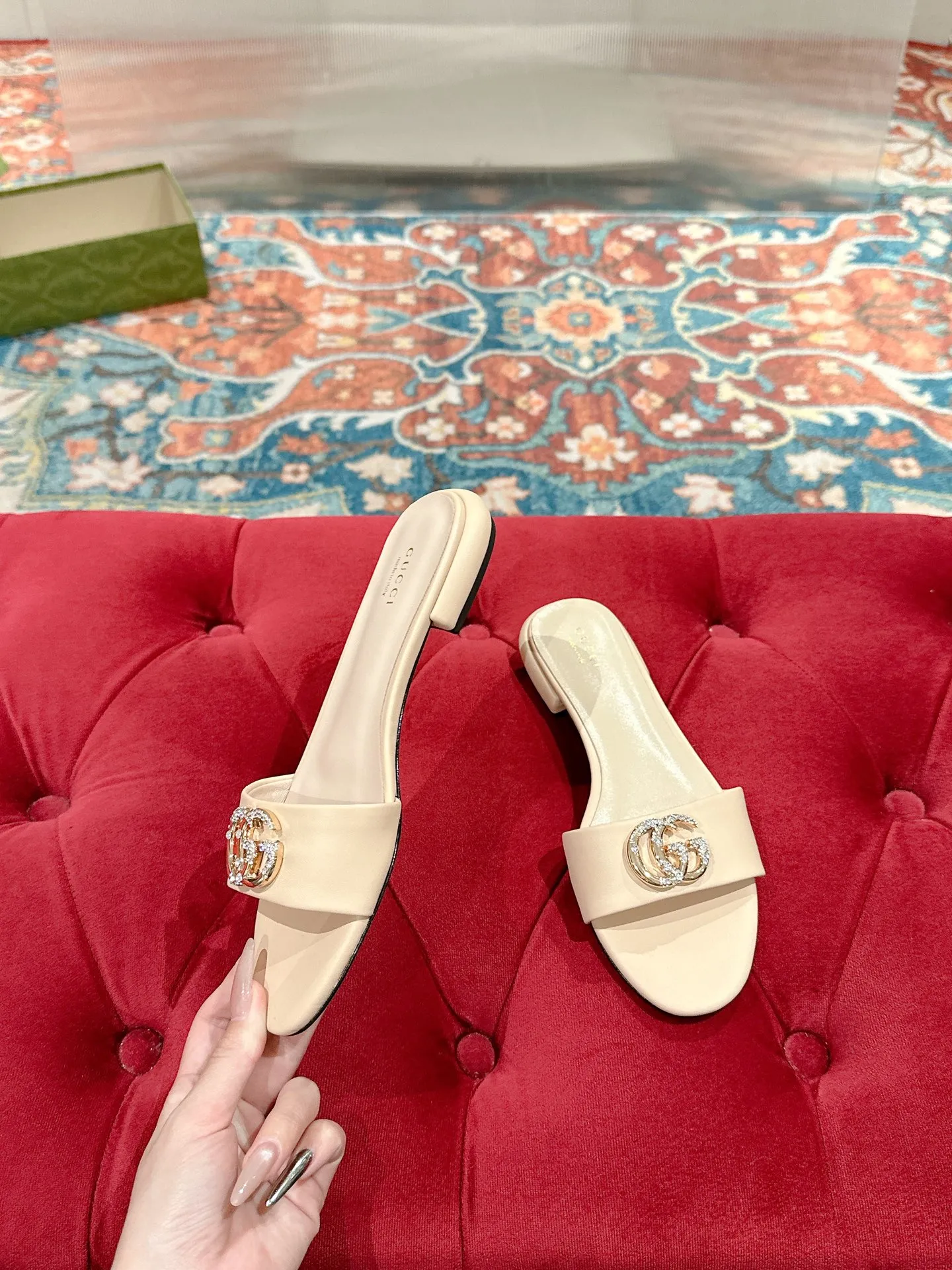 👟👟Ex-factory price 520👟👟 Every detail of Gucci's 2025 spring and summer new open-toe sandals and slippers has been carefully crafted, and design elements such as round toes and thick heels are cleverly used to create a fashionable retro style. The archived double G diamond-encrusted buckle details are reminiscent of the brand's fashionable atmosphere. ▪️Material: original custom sheepskin ▪️Inner lining/foot: high-end custom sheepskin ▪️Heel height: 1.0cm ▪️Number of yards: 35-39 (customized at 40.41.42, non-returnable)